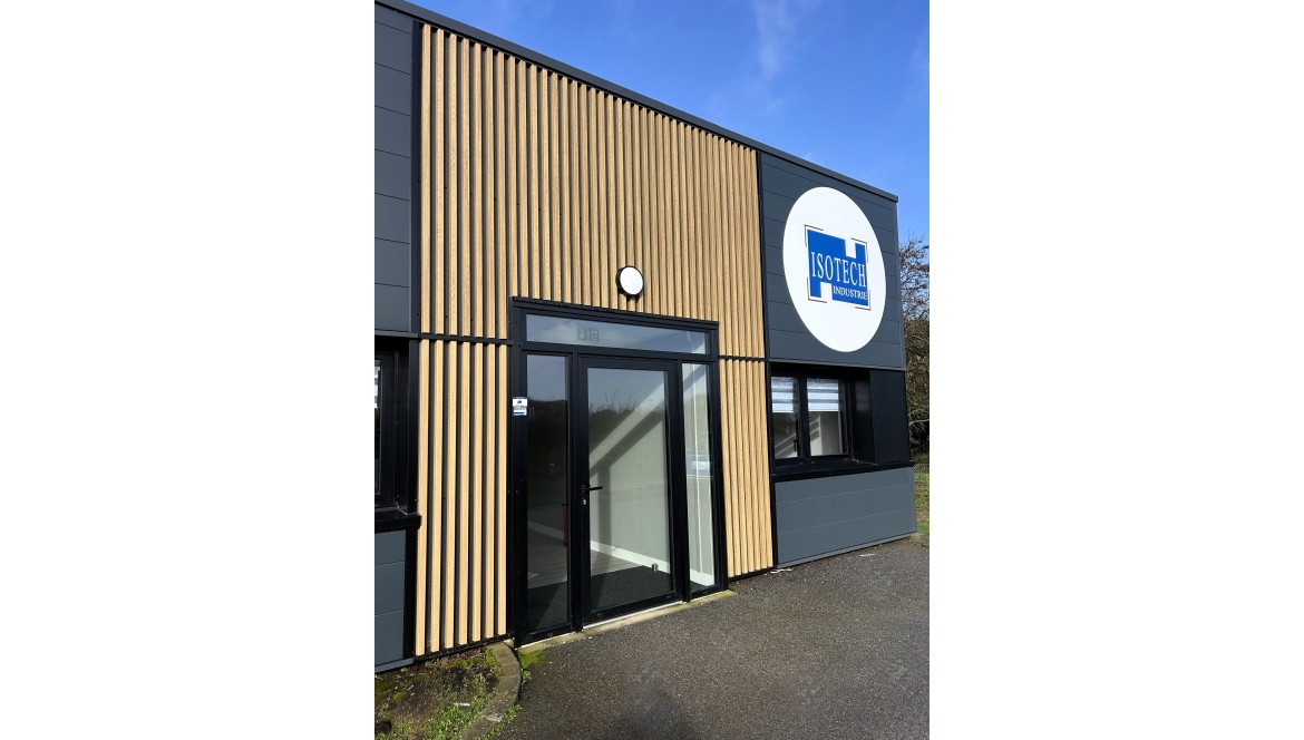 ISOTECH Industrie fier de rentrer dans des nouveaux locaux avec une surface de stockage doublée 